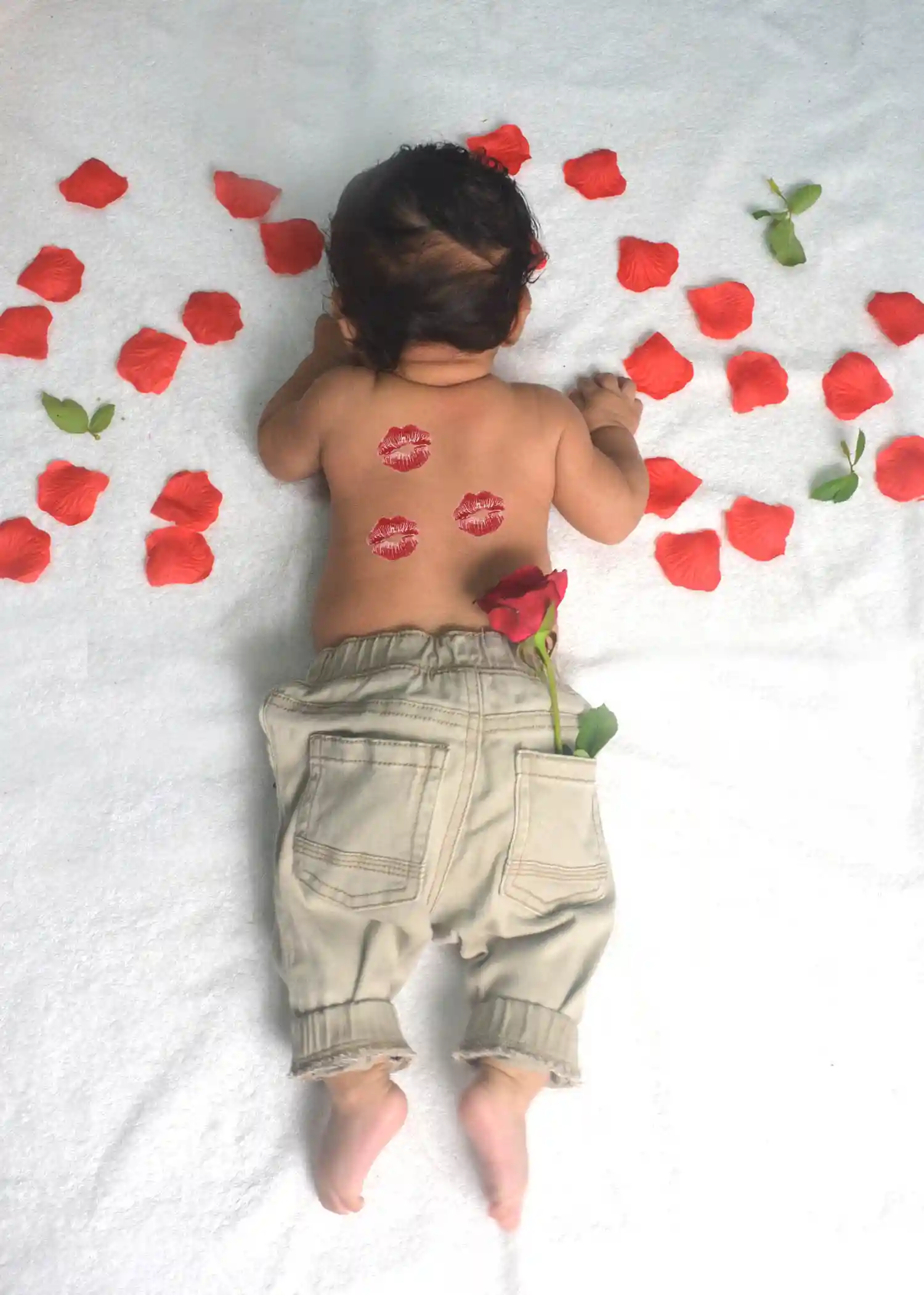 Foto niño en cama con rosas Tere Studio