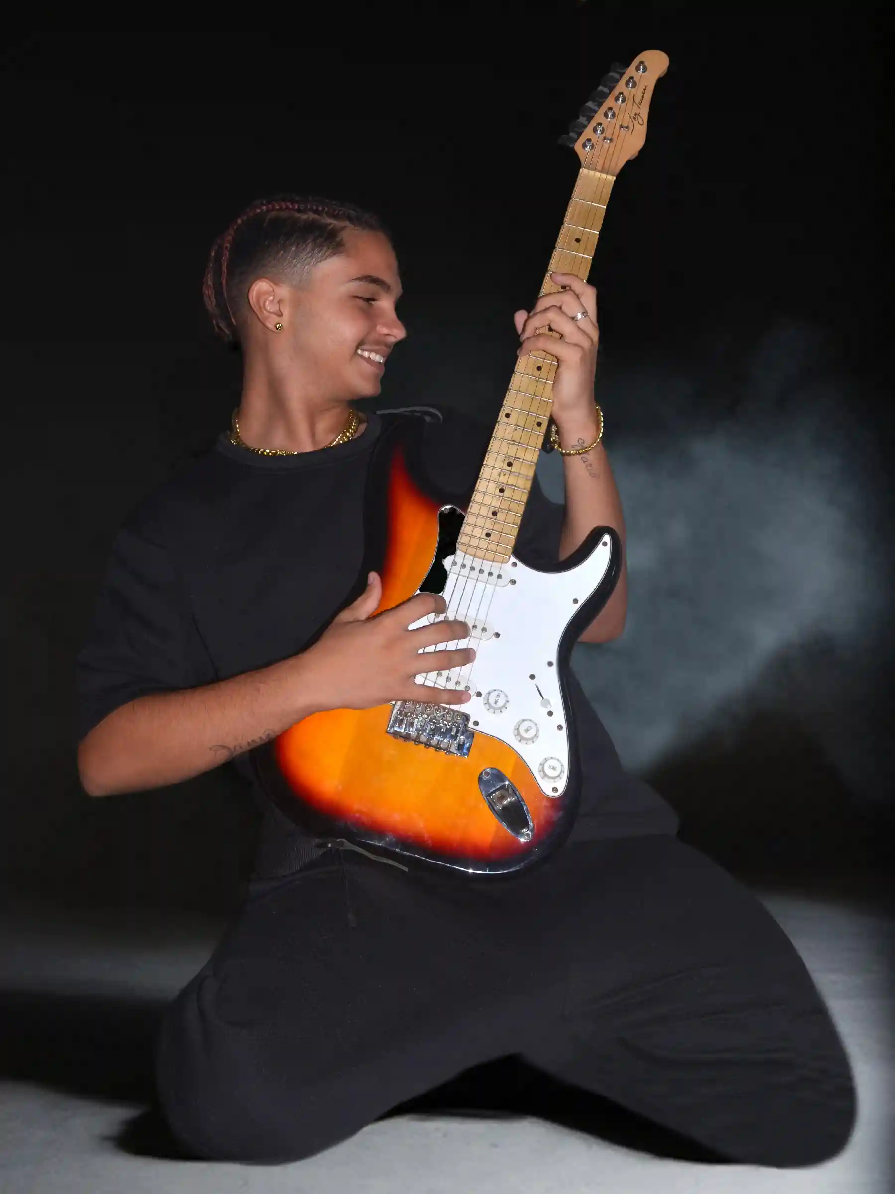 Foto joven con guitarra Tere Studio
